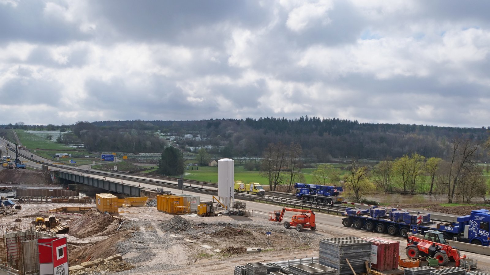 55 Stunden lang dauerte die Vollsperrung der A8 bei Pforzheim am Wochenende. Zwei Brücken wurden dabei abgerissen, sowie vorgefertigte Bauteile der Kreisstraßenbrücke K 9808 zwischen Niefern-Öschelbronn und Eutingen eingebaut. Fotos: Friedrich 55 Stunden lang dauerte die Vollsperrung der A8 bei Pforzheim am Wochenende. Zwei Brücken wurden dabei abgerissen, sowie vorgefertigte Bauteile der Kreisstraßenbrücke K 9808 zwischen Niefern-Öschelbronn und Eutingen eingebaut. Fotos: Friedrich