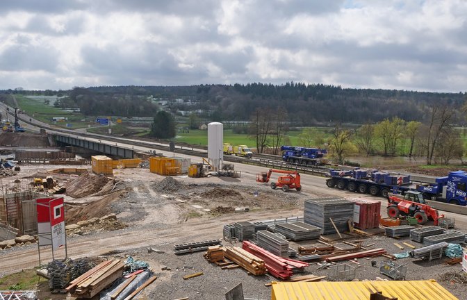 55 Stunden lang dauerte die Vollsperrung der A8 bei Pforzheim am Wochenende. Zwei Brücken wurden dabei abgerissen, sowie vorgefertigte Bauteile der Kreisstraßenbrücke K 9808 zwischen Niefern-Öschelbronn und Eutingen eingebaut. <span class='image-autor'>Fotos: Friedrich</span>