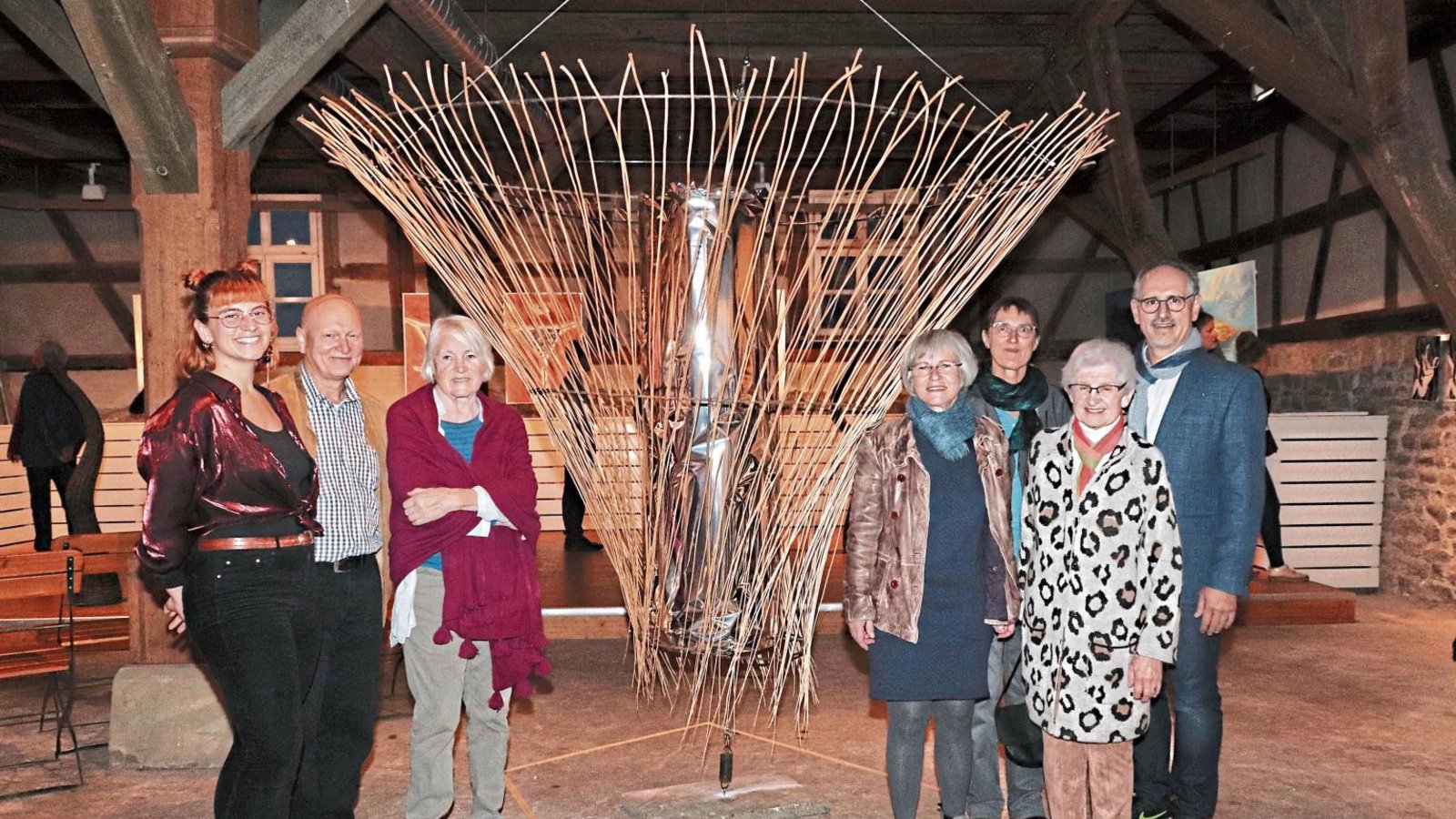 Die Künstler von „Wir von Hier“ 2019 vereint um die Gemeinschaftsinstallation „dreh-moment“.  Fotos: Gergen