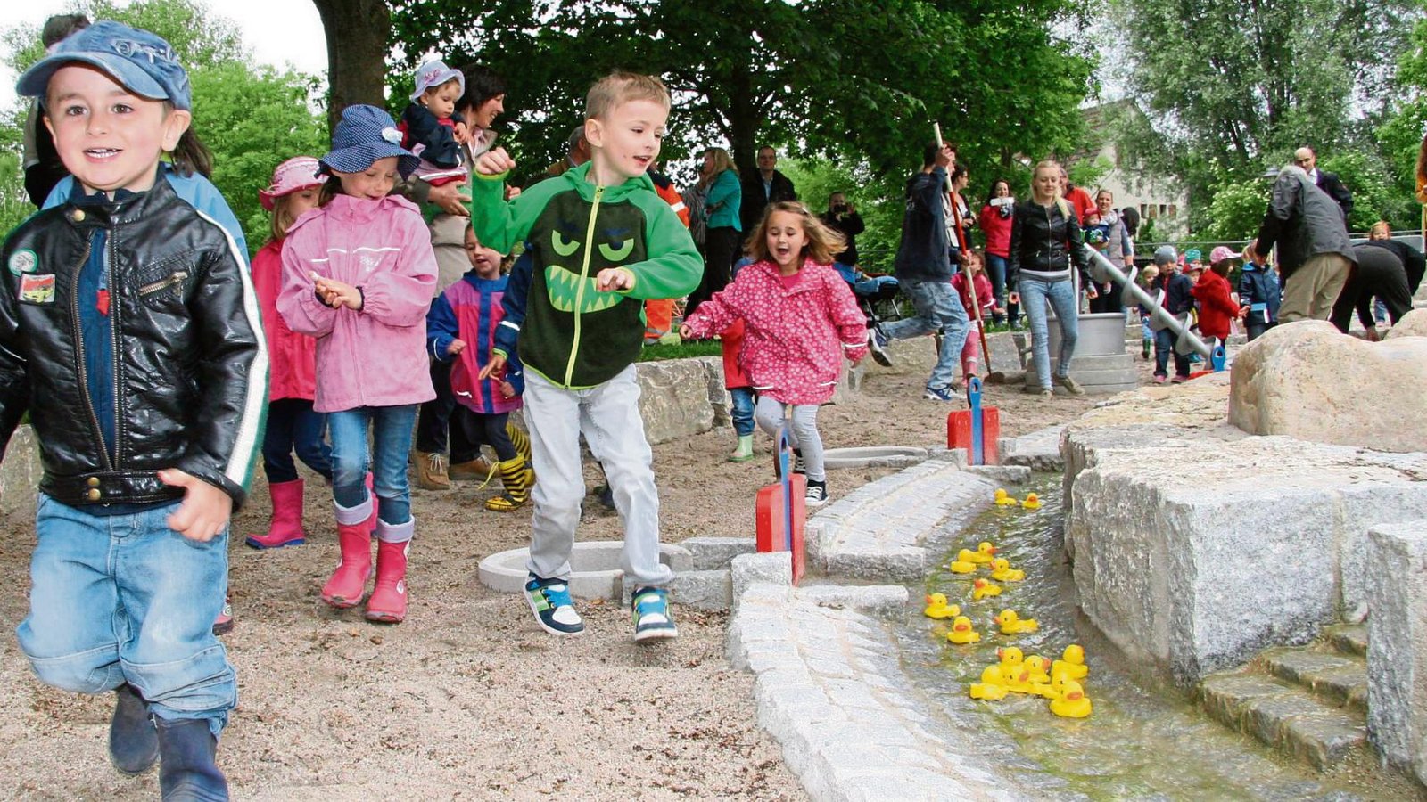 Beim Entenrennen auf dem neuen Wasserspielplatz in Illingen können es die Kinder der Schatzkiste kaum erwarten, dass die gelben Tierchen am Ziel ankommen.  Fotos: Rostek