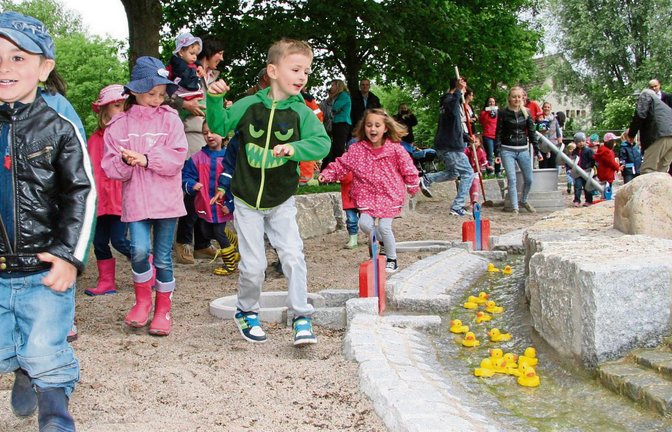 Beim Entenrennen auf dem neuen Wasserspielplatz in Illingen können es die Kinder der Schatzkiste kaum erwarten, dass die gelben Tierchen am Ziel ankommen.  Fotos: Rostek