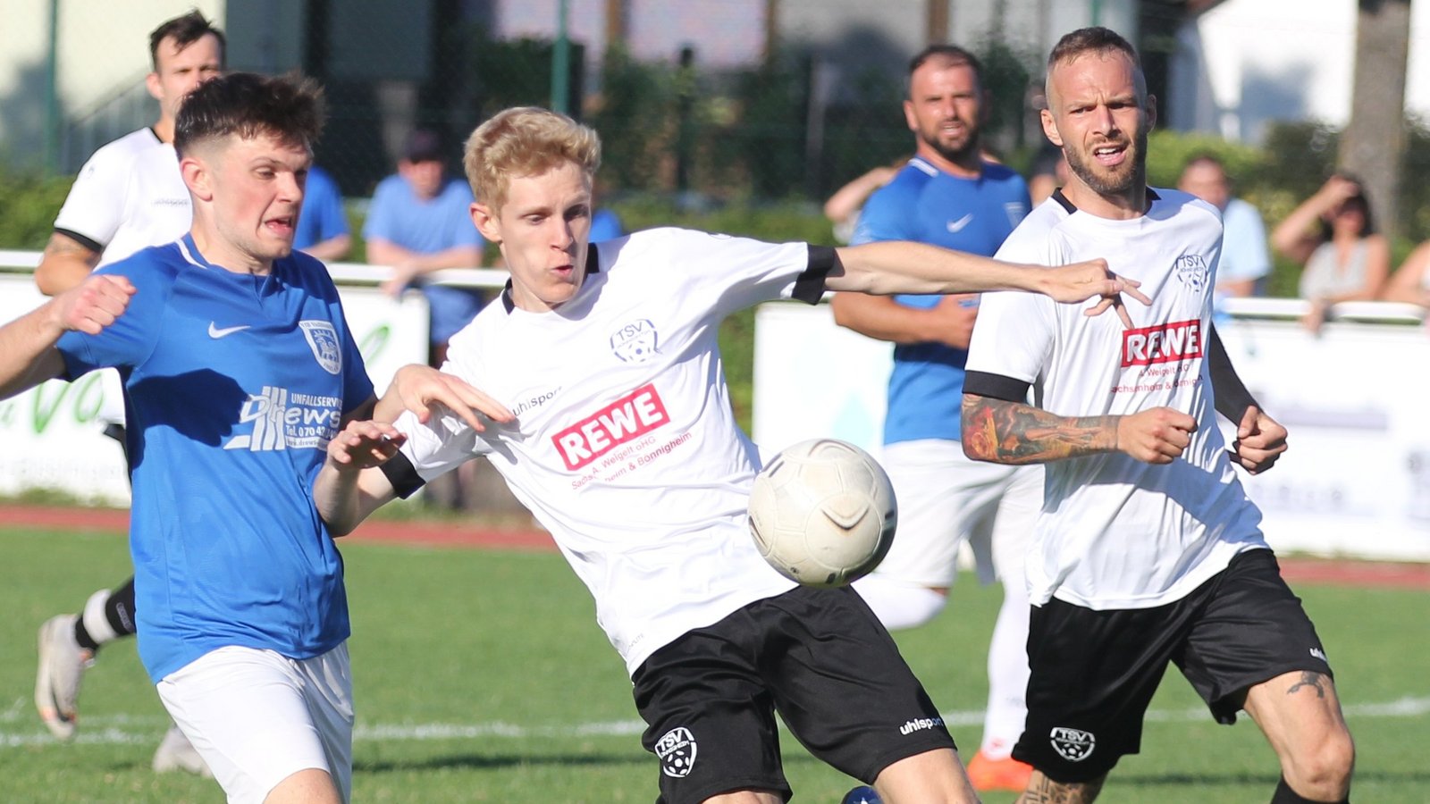 Einen schweren Stand hat Louis Wäbisch (links) vom VfB Vaihingen gegen den Bönnigheimer Verteidiger Paul Mühleck. Foto: Dittrich Einen schweren Stand hat Louis Wäbisch (links) vom VfB Vaihingen gegen den Bönnigheimer Verteidiger Paul Mühleck. Foto: Dittrich