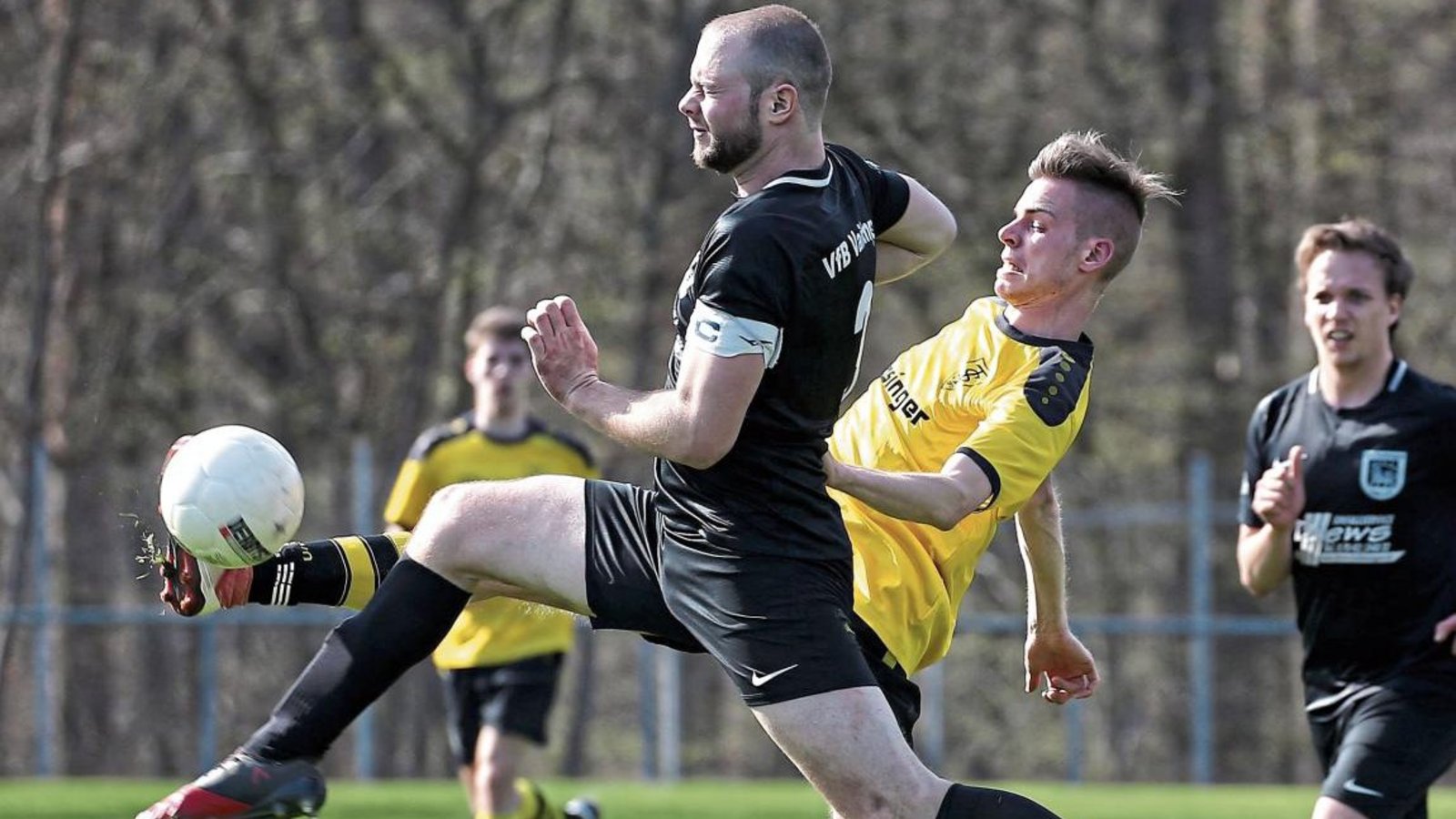 Ensingens Jan Kaupp spitzelt den Ball vor Bernhard Bossert weg, der mit dem VfB Vaihingen erneut eine Niederlage kassiert. Foto: Küppers Ensingens Jan Kaupp spitzelt den Ball vor Bernhard Bossert weg, der mit dem VfB Vaihingen erneut eine Niederlage kassiert. Foto: Küppers