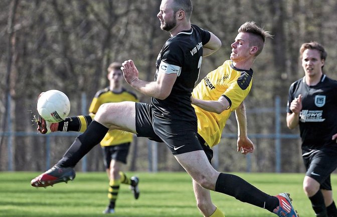 Ensingens Jan Kaupp spitzelt den Ball vor Bernhard Bossert weg, der mit dem VfB Vaihingen erneut eine Niederlage kassiert. Foto: Küppers