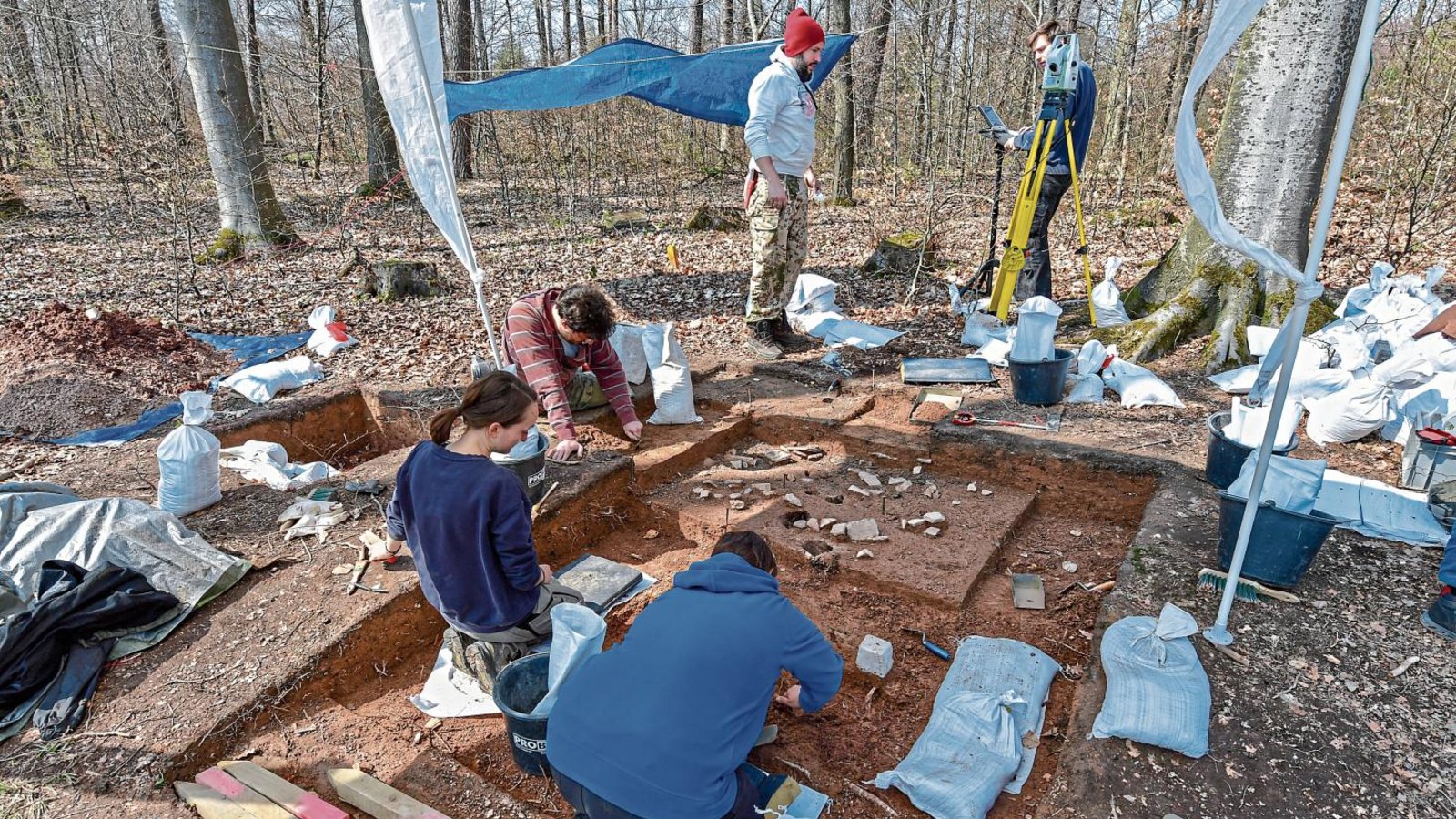 Archäologender Universität Tübingen legen im April 2019 bei Hohenhaslach eine Plattenlage (Bildmitte) frei. An dieser Stelle lebten vor etwa 15 000 Jahren Steinzeitmenschen.  Fotos: Kalb