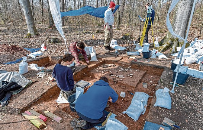 Archäologender Universität Tübingen legen im April 2019 bei Hohenhaslach eine Plattenlage (Bildmitte) frei. An dieser Stelle lebten vor etwa 15 000 Jahren Steinzeitmenschen.  Fotos: Kalb
