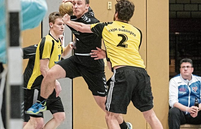 Nach drei Jahren trägt Simon Hees (Mitte) wieder das Trikot seines Heimatvereins CVJM Enzweihingen. Foto: Archiv/Simecek