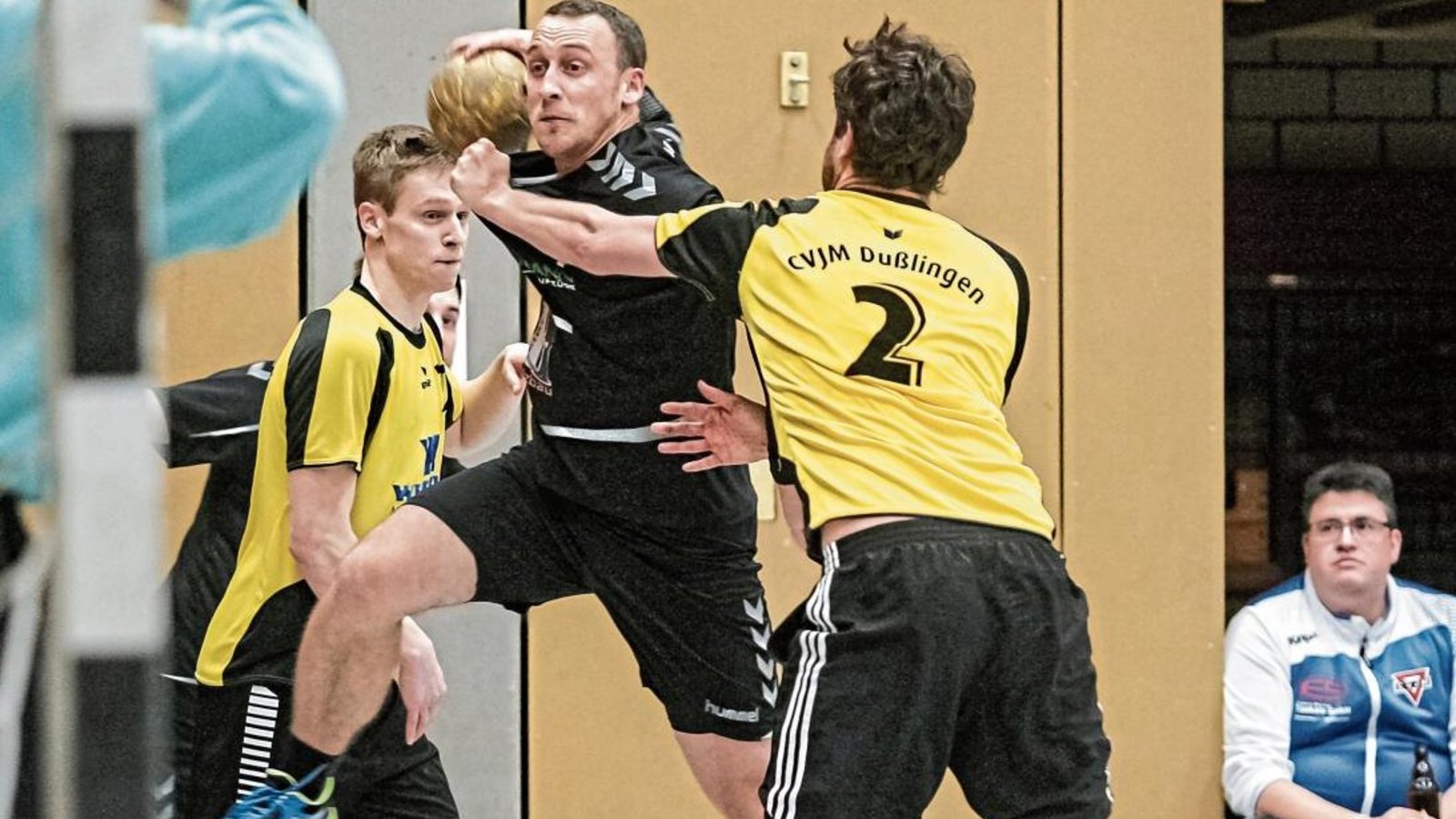 Nach drei Jahren trägt Simon Hees (Mitte) wieder das Trikot seines Heimatvereins CVJM Enzweihingen. Foto: Archiv/Simecek Nach drei Jahren trägt Simon Hees (Mitte) wieder das Trikot seines Heimatvereins CVJM Enzweihingen. Foto: Archiv/Simecek
