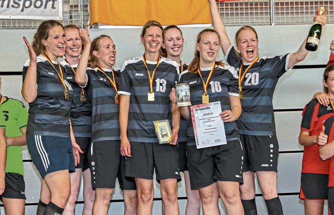 Angelika Feilner, Kristin Sparmann, Susanne Kothmann, Liane Abel, Lorriann Sparmann, Caroline Knoll und Christine Schulze Frenking (von links) freuen sich über den Titelgewinn bei den Frauen in der offenen Klasse. Foto: privat