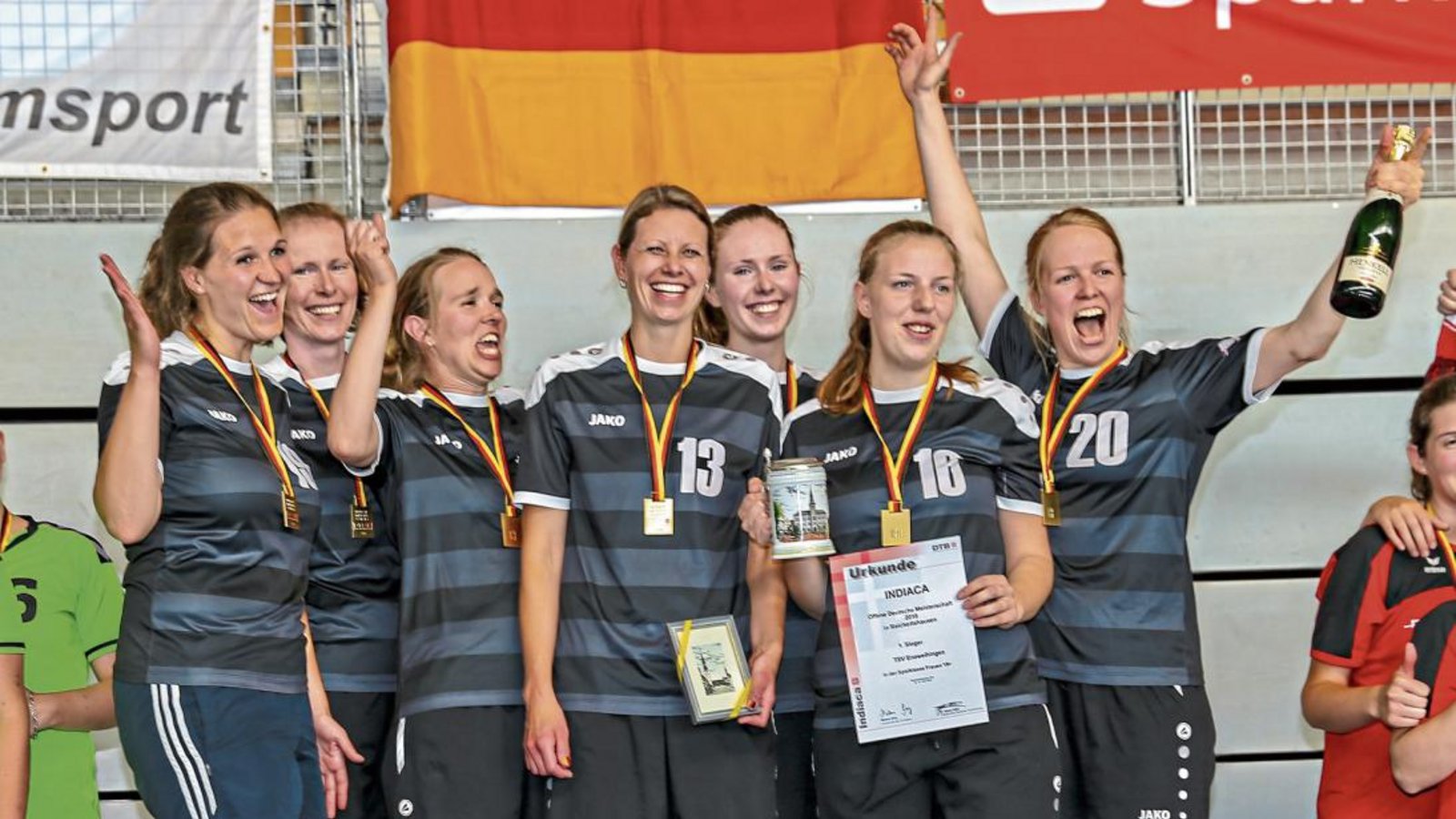 Angelika Feilner, Kristin Sparmann, Susanne Kothmann, Liane Abel, Lorriann Sparmann, Caroline Knoll und Christine Schulze Frenking (von links) freuen sich über den Titelgewinn bei den Frauen in der offenen Klasse. Foto: privat Angelika Feilner, Kristin Sparmann, Susanne Kothmann, Liane Abel, Lorriann Sparmann, Caroline Knoll und Christine Schulze Frenking (von links) freuen sich über den Titelgewinn bei den Frauen in der offenen Klasse. Foto: privat