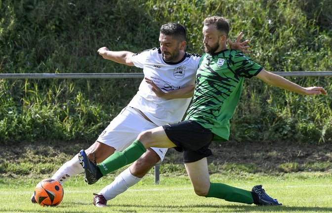 Der VfR Sersheim II (rechts Fatos Isafi, im Zweikampf mit Mustafa Beldek) hat in der Kreisliga B 7 einen Einstand nach Maß gefeiert. <span class='image-autor'>Foto: Leitner</span>