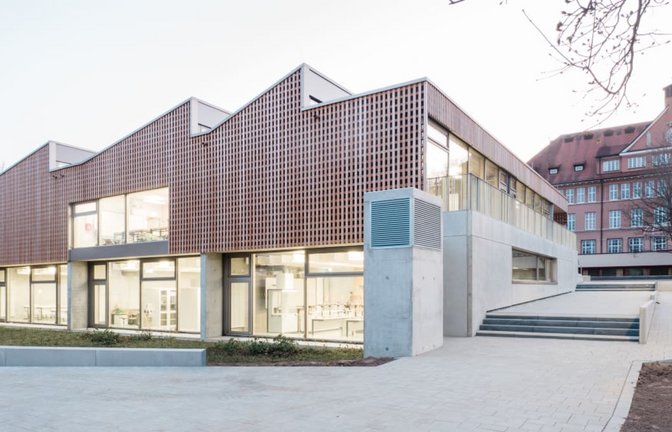 In diesem neuen Gebäude bleiben die Klassenzimmer dank einer Low-Tech-Kühlung auch im Sommer angenehm temperiert. Im Hintergrund sieht man das Hauptgebäude des Schubart-Gymnasiums in Aalen - es stammt von Paul Bonatz und steht unter Denkmalschutz.<span class='image-autor'>Valentin Schmied/Liebel Architekten</span>