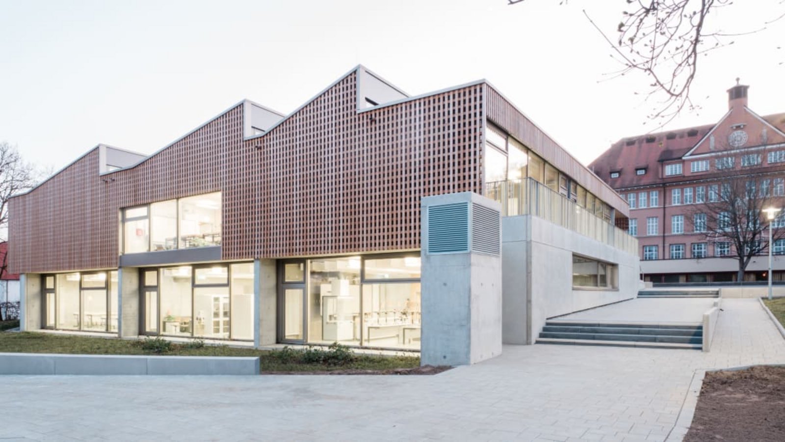 In diesem neuen Gebäude bleiben die Klassenzimmer dank einer Low-Tech-Kühlung auch im Sommer angenehm temperiert. Im Hintergrund sieht man das Hauptgebäude des Schubart-Gymnasiums in Aalen - es stammt von Paul Bonatz und steht unter Denkmalschutz.Valentin Schmied/Liebel Architekten In diesem neuen Gebäude bleiben die Klassenzimmer dank einer Low-Tech-Kühlung auch im Sommer angenehm temperiert. Im Hintergrund sieht man das Hauptgebäude des Schubart-Gymnasiums in Aalen - es stammt von Paul Bonatz und steht unter Denkmalschutz.Valentin Schmied/Liebel Architekten