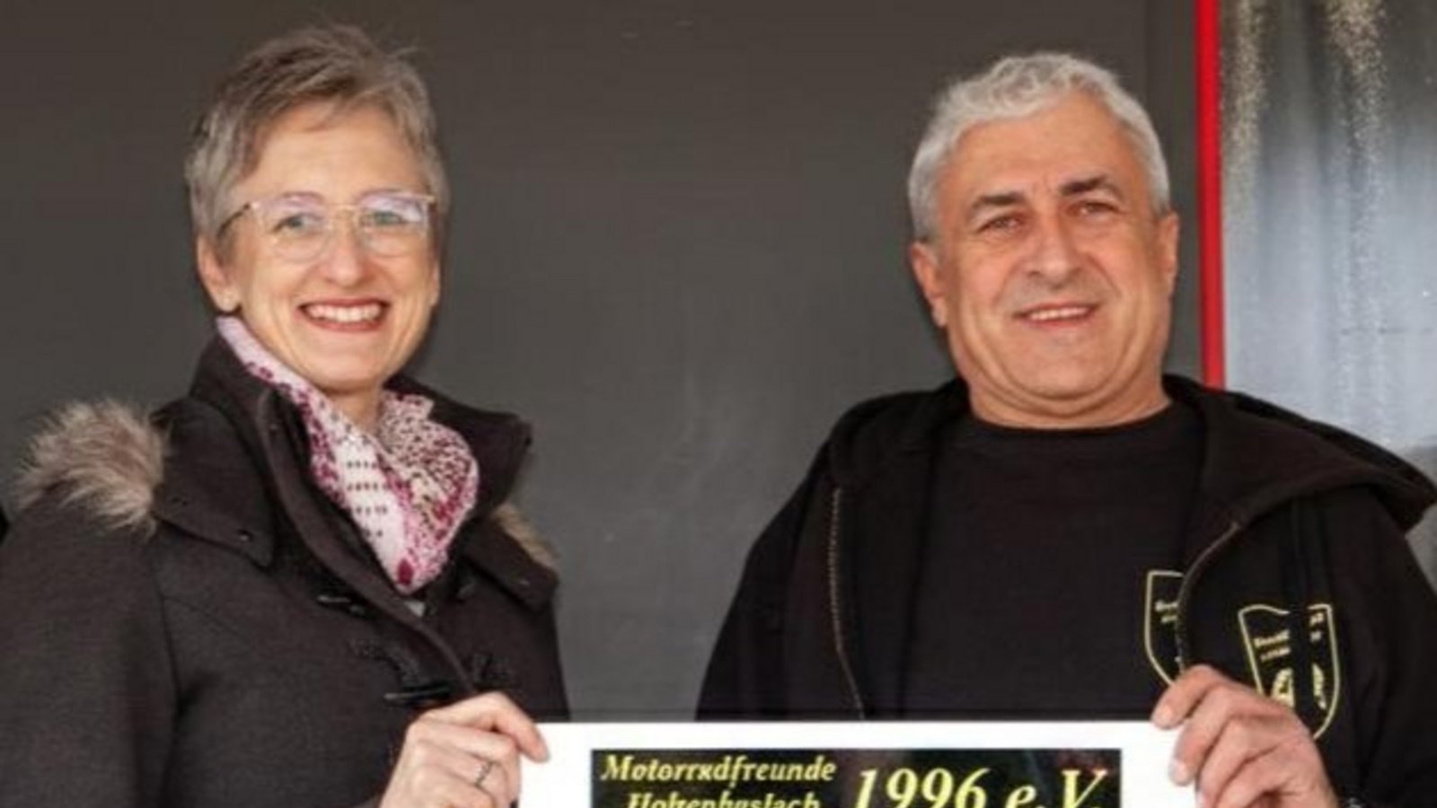 Sebastian Gennert (l.), Stephanie Beck (r.) und Erich Wörz (2.v.r.) von den Motorradfreunden übergeben die Spende an Christine Burkhardt vom ambulanten Hospizdienst. Foto: p