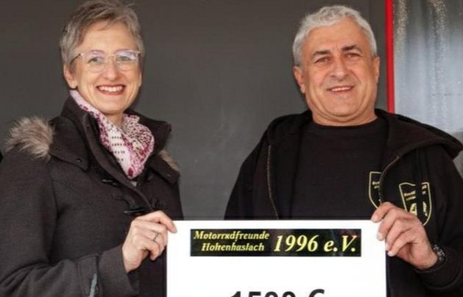 Sebastian Gennert (l.), Stephanie Beck (r.) und Erich Wörz (2.v.r.) von den Motorradfreunden übergeben die Spende an Christine Burkhardt vom ambulanten Hospizdienst. <span class='image-autor'>Foto: p</span>