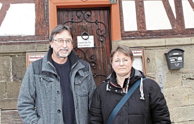 Karin Großkopf (rechts) und Rolf Regener vor der Unterkunft in Oberreixingen, aus der Happiness Joshua und ihr Mann abgeholt wurden.  Foto: Romanowski