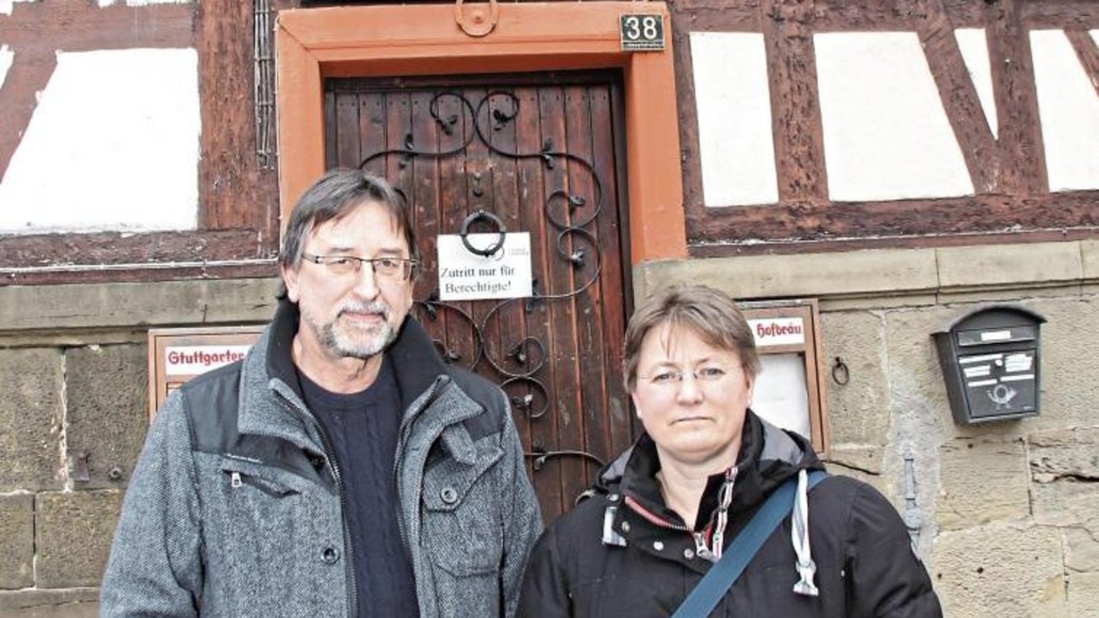 Karin Großkopf (rechts) und Rolf Regener vor der Unterkunft in Oberreixingen, aus der Happiness Joshua und ihr Mann abgeholt wurden. Foto: Romanowski Karin Großkopf (rechts) und Rolf Regener vor der Unterkunft in Oberreixingen, aus der Happiness Joshua und ihr Mann abgeholt wurden. Foto: Romanowski