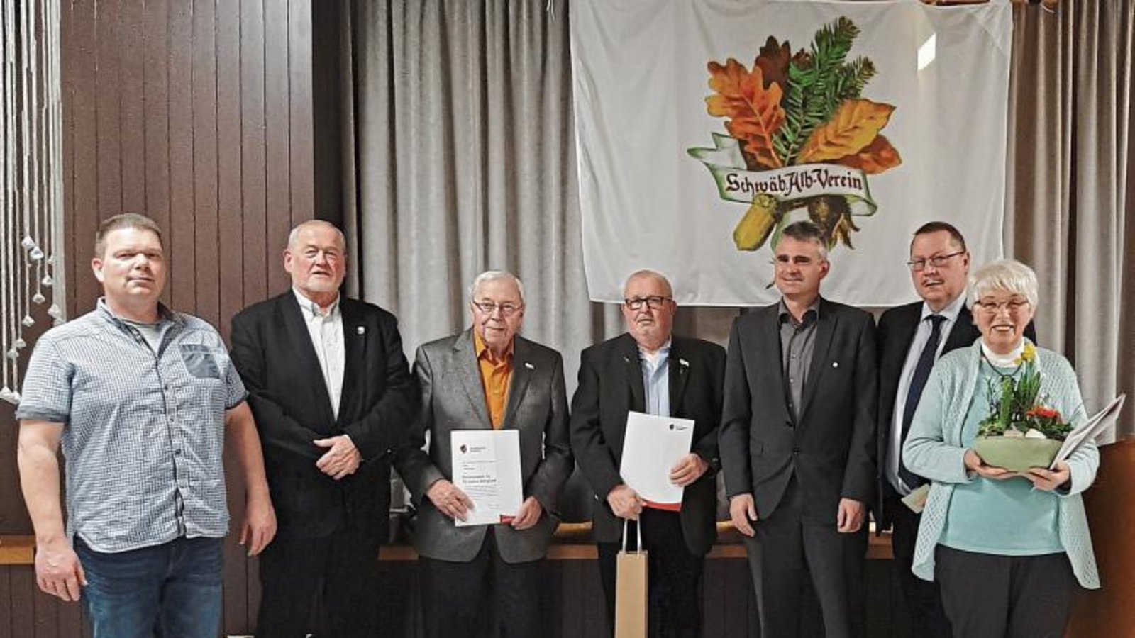 Ehrungen bei der Hauptversammlung (von links): René Veigel (stellvertretender Vorsitzender), Lothar Makkens (stellvertretender Vorsitzender), Alfred Tenta, Herbert Walter, Bürgermeister Holger Albrich, Frank Schröter (Vorsitzender) und Sofia Böhm.  Foto: p