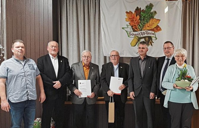 Ehrungen bei der Hauptversammlung (von links): René Veigel (stellvertretender Vorsitzender), Lothar Makkens (stellvertretender Vorsitzender), Alfred Tenta, Herbert Walter, Bürgermeister Holger Albrich, Frank Schröter (Vorsitzender) und Sofia Böhm.  Foto: p