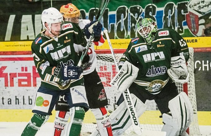 Steelers-Torwart Sinisa Martinovic will den Puck fangen, wehrt ihn aber nur irgendwie zur Seite ab, während sich sein Mannschaftskollege Max Prommersberger und Tim Miller (Fischtown Pinguins Bremerhaven) ein verbissenes Duell vor dem Tor liefern. Foto: Simecek