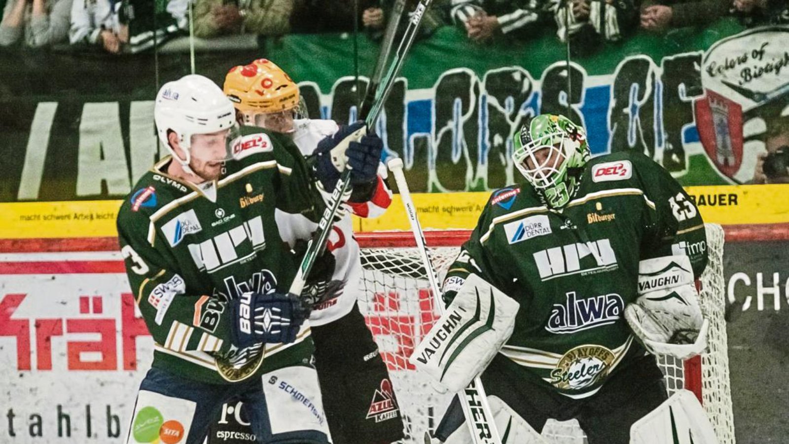 Steelers-Torwart Sinisa Martinovic will den Puck fangen, wehrt ihn aber nur irgendwie zur Seite ab, während sich sein Mannschaftskollege Max Prommersberger und Tim Miller (Fischtown Pinguins Bremerhaven) ein verbissenes Duell vor dem Tor liefern. Foto: Simecek Steelers-Torwart Sinisa Martinovic will den Puck fangen, wehrt ihn aber nur irgendwie zur Seite ab, während sich sein Mannschaftskollege Max Prommersberger und Tim Miller (Fischtown Pinguins Bremerhaven) ein verbissenes Duell vor dem Tor liefern. Foto: Simecek