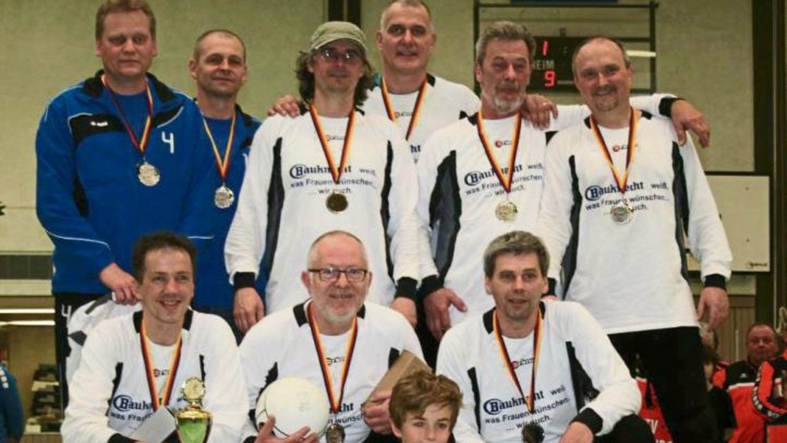TVO, hinten von links: Thomas Berberich, Harald Knopf, Thomas Galster, Axel Schäffer, Stefan Bürkle, Ralf Birk; vorne von links: Hans Wildemann, Volker Mühlmann, Frank Neumann. Foto: privat TVO, hinten von links: Thomas Berberich, Harald Knopf, Thomas Galster, Axel Schäffer, Stefan Bürkle, Ralf Birk; vorne von links: Hans Wildemann, Volker Mühlmann, Frank Neumann. Foto: privat