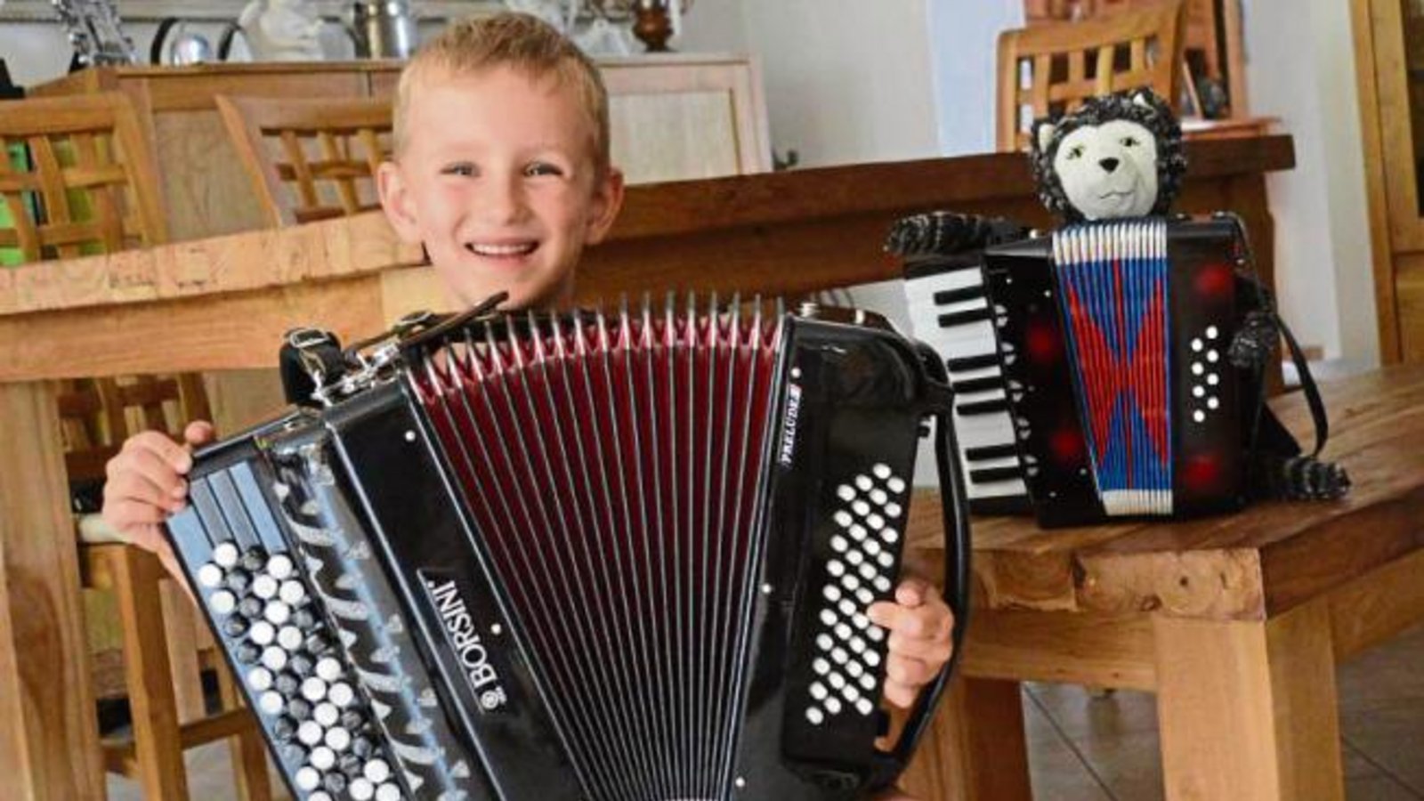 Simon, der fünfeinhalb Jahre junge Sohn unserer Leserin Sandra Knospe aus Nussdorf, präsentiert stolz sein neues Akkordeon. Seit Herbst erlernt er den Umgang mit dem Instrument an der CJD-Musikschule in Vaihingen. Keine Frage, dass da jetzt auch sein Lieblingsplüschtier Akkordeonspielen „mitlernt“.