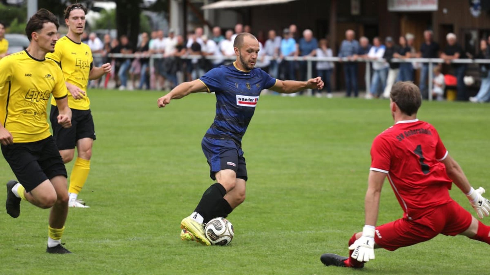 Christopher Welsch (Mi.) mit seinem „Signature Move“: vorbei am Torwart (re. Rouven Böhm vom SV Gebersheim) und rein ins Glück.Andreas Gorr Christopher Welsch (Mi.) mit seinem „Signature Move“: vorbei am Torwart (re. Rouven Böhm vom SV Gebersheim) und rein ins Glück.Andreas Gorr