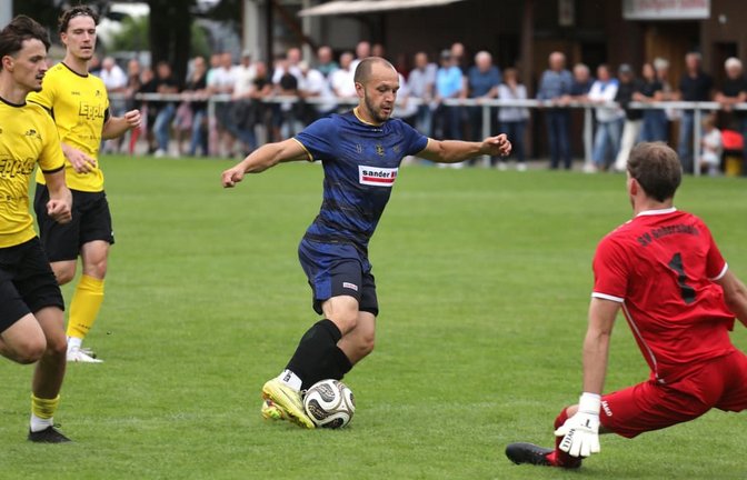 Christopher Welsch (Mi.) mit seinem „Signature Move“: vorbei am Torwart (re. Rouven Böhm vom SV Gebersheim) und rein ins Glück.<span class='image-autor'>Andreas Gorr</span>
