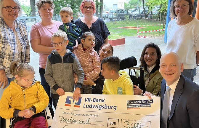 Petra Nicklas (links), Petra Hengstler-Kuder (hinten rechts) und Timm Häberle (vorne rechts) bei der Spendenübergabe. <span class='image-autor'>Foto: VR-Bank Ludwigsburg</span>