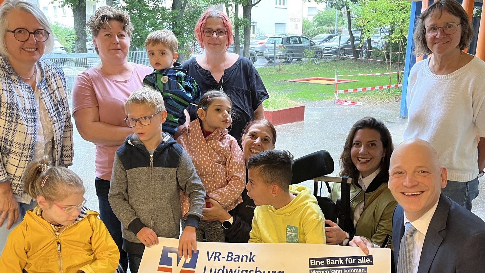 Petra Nicklas (links), Petra Hengstler-Kuder (hinten rechts) und Timm Häberle (vorne rechts) bei der Spendenübergabe. Foto: VR-Bank Ludwigsburg Petra Nicklas (links), Petra Hengstler-Kuder (hinten rechts) und Timm Häberle (vorne rechts) bei der Spendenübergabe. Foto: VR-Bank Ludwigsburg