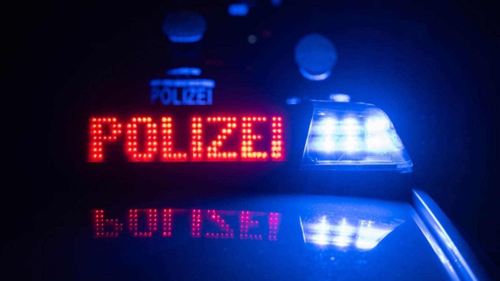 Laut Polizei könnte es sich bei einem der Autos um eine weiße Limousine gehandelt haben (Symbolbild).Marijan Murat/dpa