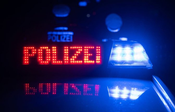 Laut Polizei könnte es sich bei einem der Autos um eine weiße Limousine gehandelt haben (Symbolbild).<span class='image-autor'>Marijan Murat/dpa</span>