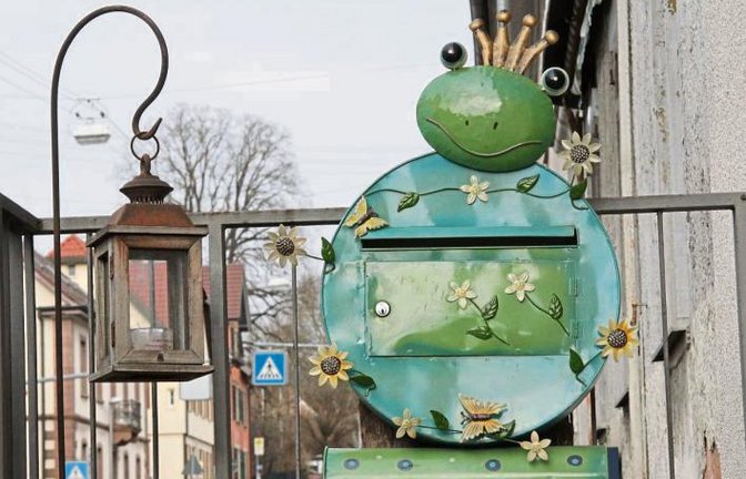 Ob man diesen Froschkönig in der Heilbronner Straße in Vaihingen küssen muss, damit er einem die Briefe bringt?  Foto: Banholzer