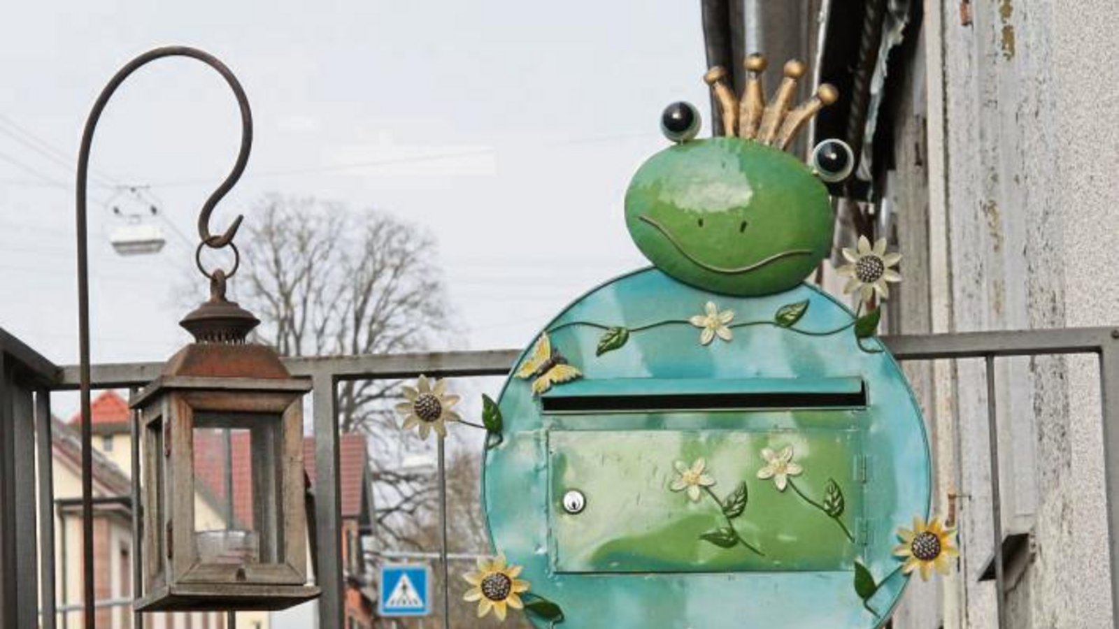 Ob man diesen Froschkönig in der Heilbronner Straße in Vaihingen küssen muss, damit er einem die Briefe bringt? Foto: Banholzer Ob man diesen Froschkönig in der Heilbronner Straße in Vaihingen küssen muss, damit er einem die Briefe bringt? Foto: Banholzer