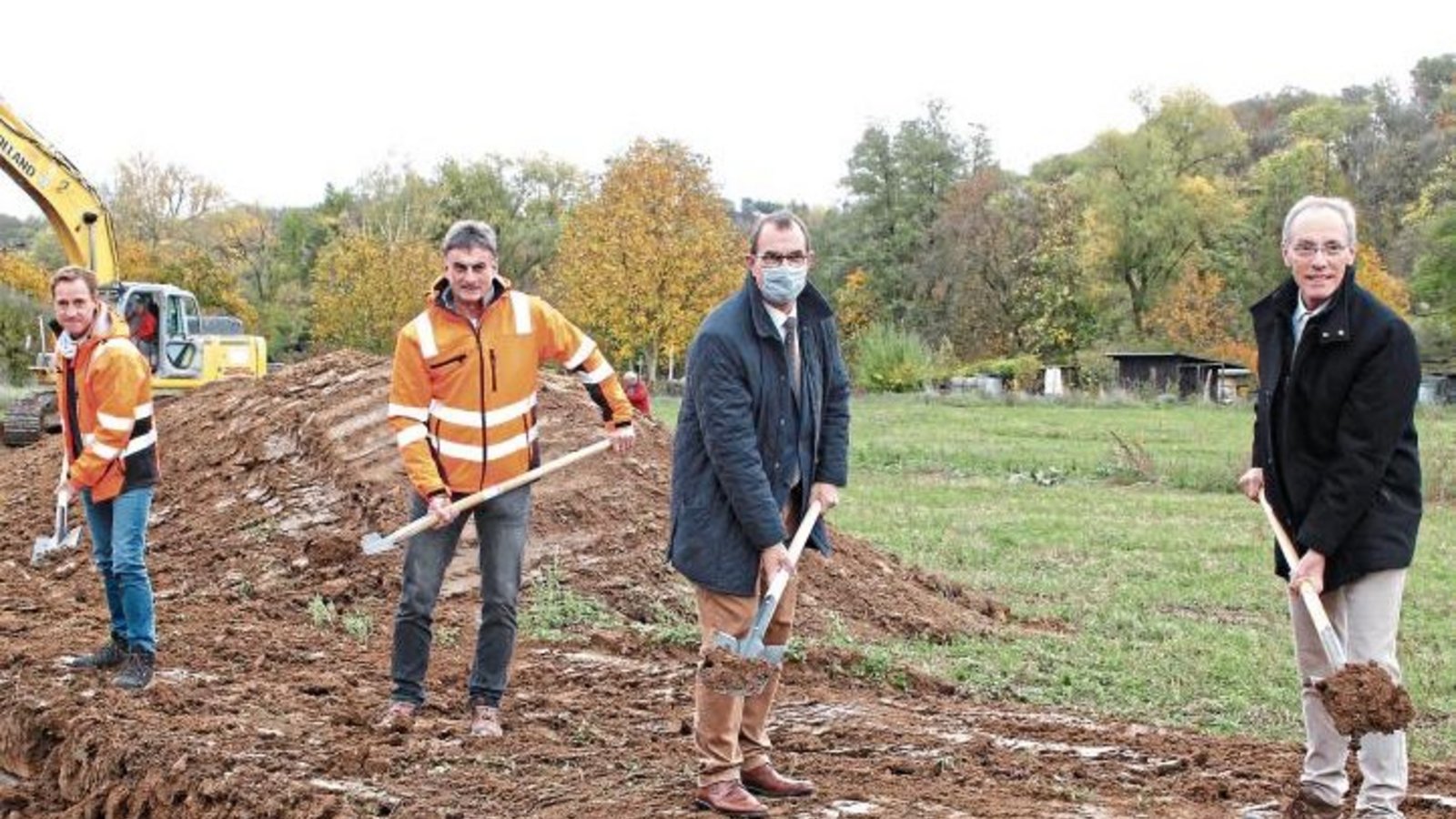 Im künftigen Wohngebiet östlich der Oberen Au haben am Freitag den symbolischen Spatenstich vollzogen, von rechts Dieter Reininghaus (Weber), OB Frank Schneider sowie Rolf Stoll und Stefan Mondon vom Bauunternehmen HS-Bau. Foto: Kollros Im künftigen Wohngebiet östlich der Oberen Au haben am Freitag den symbolischen Spatenstich vollzogen, von rechts Dieter Reininghaus (Weber), OB Frank Schneider sowie Rolf Stoll und Stefan Mondon vom Bauunternehmen HS-Bau. Foto: Kollros