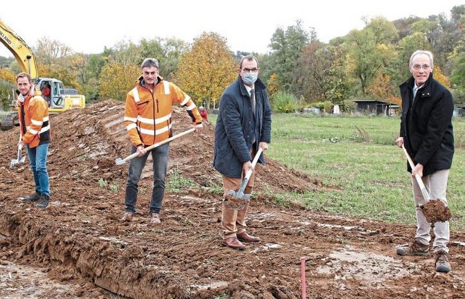 Im künftigen Wohngebiet östlich der Oberen Au haben am Freitag den symbolischen Spatenstich vollzogen, von rechts Dieter Reininghaus (Weber), OB Frank Schneider sowie Rolf Stoll und Stefan Mondon vom Bauunternehmen HS-Bau.  Foto: Kollros