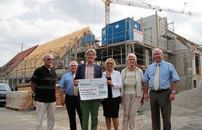 Emmerich Elter, Günter Schmid, Werner Seidel, Karin Engel, Gerda Elter und Karl-Heinz Rau (von links) freuen sich über den Baufortschritt an der Familienherberge.  Foto: Banholzer