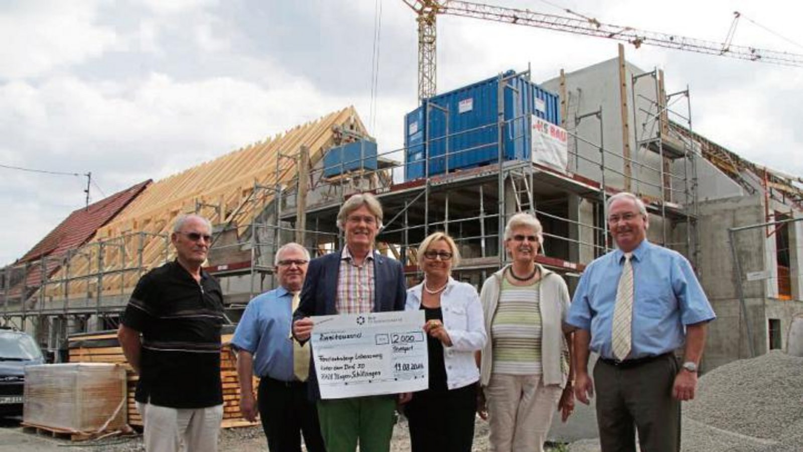 Emmerich Elter, Günter Schmid, Werner Seidel, Karin Engel, Gerda Elter und Karl-Heinz Rau (von links) freuen sich über den Baufortschritt an der Familienherberge.  Foto: Banholzer