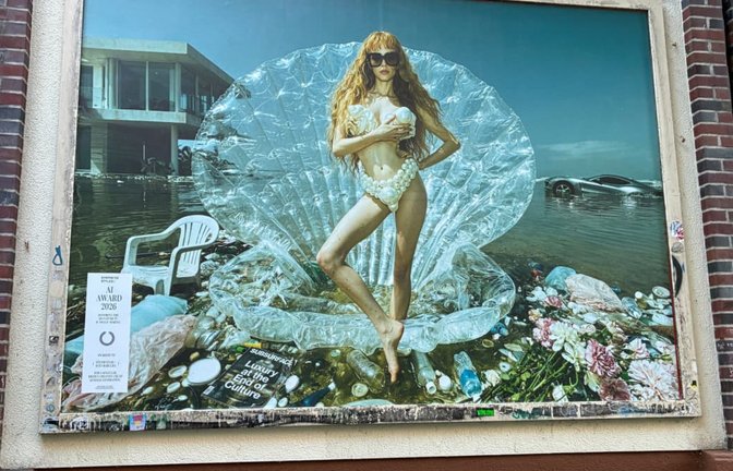 KI-Kunst von Sven Baruchas: Diese Fotoarbeit hängt an der Mauer der Brauerei Dinkelacker in der Tübinger Straße. Sie gewann den ersten „Synthetic Styles AI Award“.<span class='image-autor'>stzn/ak</span>
