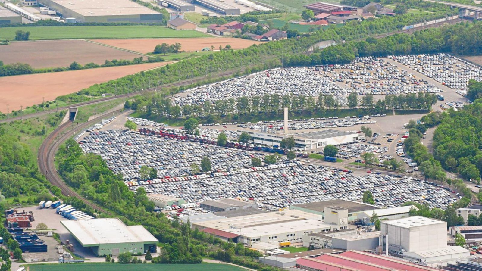 Auf einer Fläche von 20.2 Hektar stehen bei der Firma Mosolf in Illingen mitunter bis zu 7000 Fahrzeuge. Foto: Helbeck Auf einer Fläche von 20.2 Hektar stehen bei der Firma Mosolf in Illingen mitunter bis zu 7000 Fahrzeuge. Foto: Helbeck