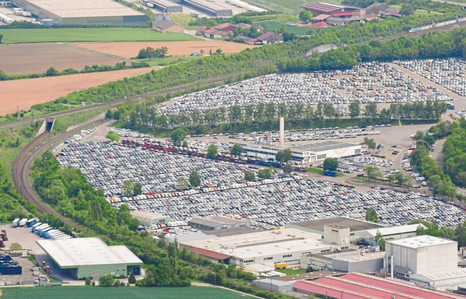 Auf einer Fläche von 20.2 Hektar stehen bei der Firma Mosolf in Illingen mitunter bis zu 7000 Fahrzeuge.  Foto: Helbeck