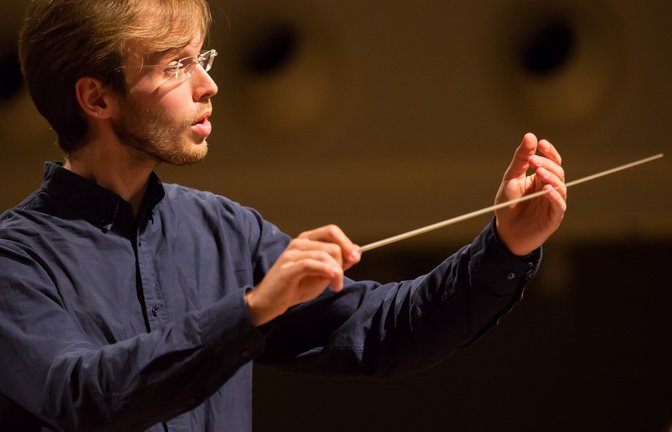 Dirigent Simon Wallinger in Mühlacker. <span class='image-autor'>Fotos: p</span>