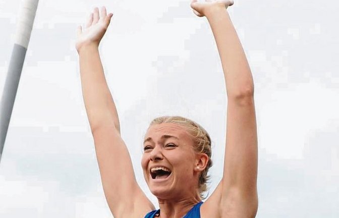 Als die Latte bei 4,10 Metern nicht wackelt, weiß Tamara Schaßberger, dass sie ihre persönliche Bestleistung eingestellt hat und Deutsche U-20-Meisterin im Stabhochsprung ist. Foto: Hensel