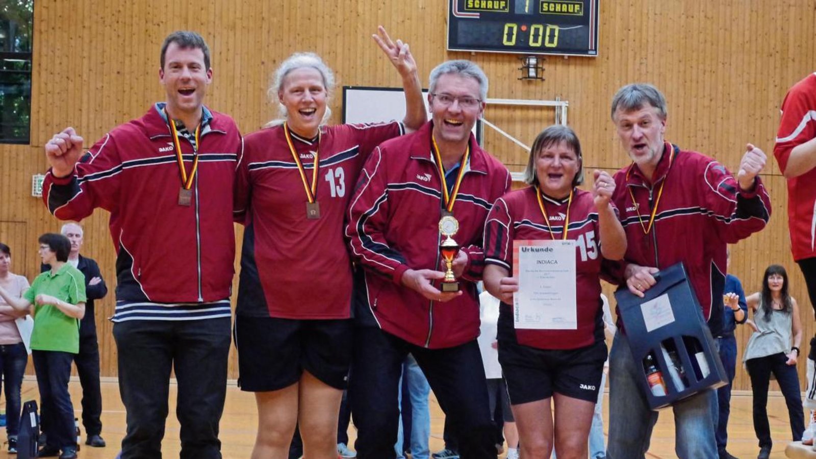 Bejubeln ihren dritten Platz im Mixedwettbewerb der Altersklasse 45 bei der Senioren-DM: der TSV Enzweihingen mit (von links) Christoph Leikam, Maria Bontrup, Martin Krauß, Inge Zimmermann und Eberhard Enz  Foto: privat