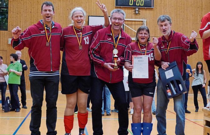 Bejubeln ihren dritten Platz im Mixedwettbewerb der Altersklasse 45 bei der Senioren-DM: der TSV Enzweihingen mit (von links) Christoph Leikam, Maria Bontrup, Martin Krauß, Inge Zimmermann und Eberhard Enz  Foto: privat