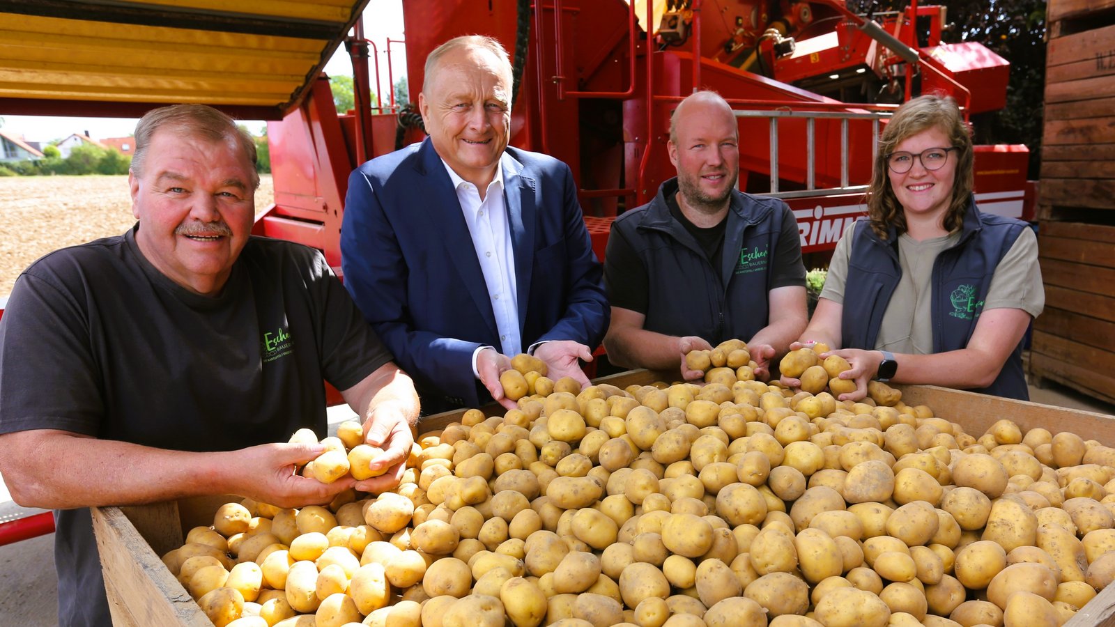Ziehen in Remseck Landes-Erntebilanz (von links): Betriebsleiterin Sarah Escher-Gauß, ihr Ehemann Alexander Gauß, Bauernpräsident Joachim Rukwied und Seniorchef Werner Escher. Foto: Küppers
