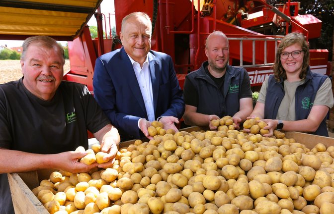 Ziehen in Remseck Landes-Erntebilanz (von links): Betriebsleiterin Sarah Escher-Gauß, ihr Ehemann Alexander Gauß, Bauernpräsident Joachim Rukwied und Seniorchef Werner Escher. <span class='image-autor'>Foto: Küppers</span>