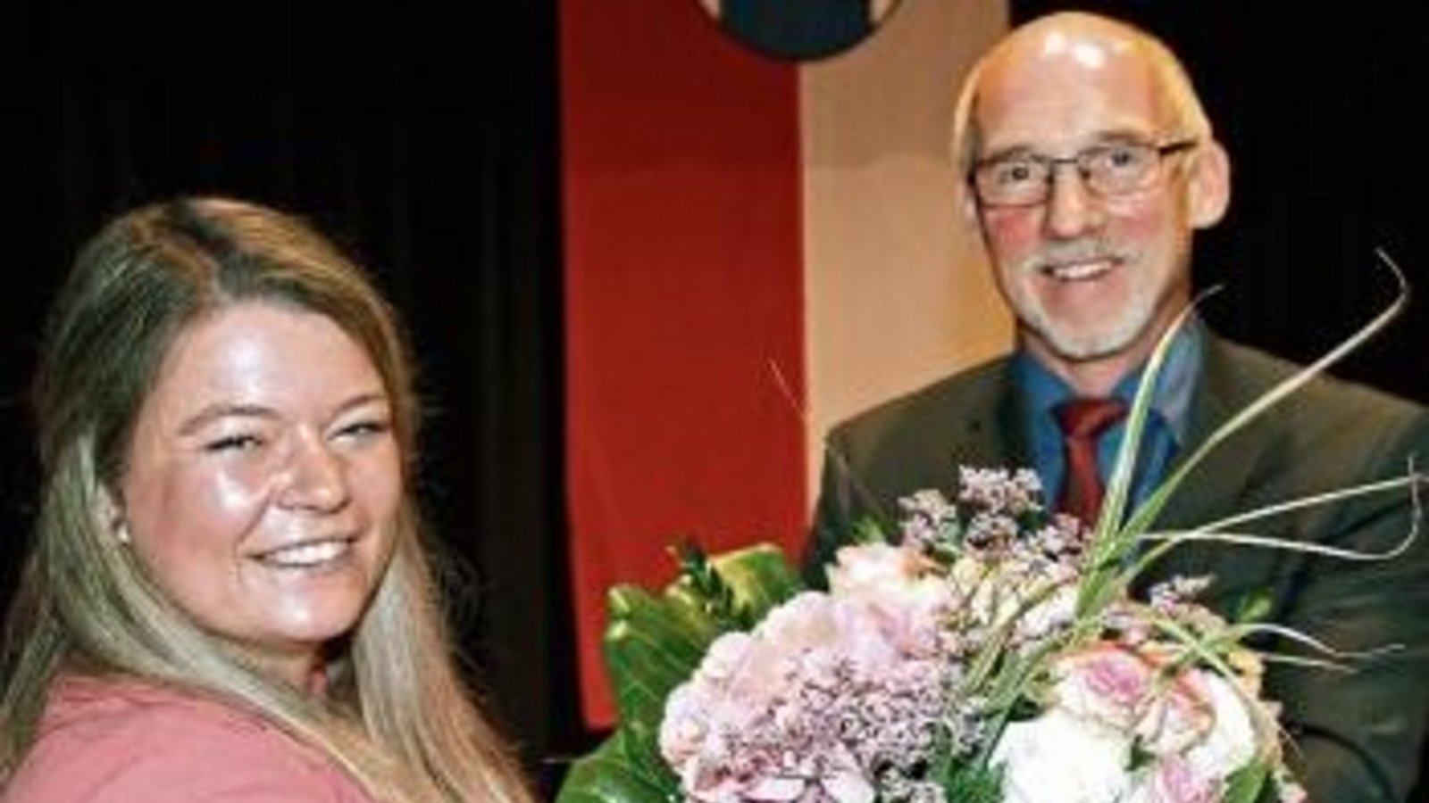 Blumen zum Dienstantritt von Antonia Walch als Sternenfelser Rathauschefin von Vize Klaus Riekert. Fotos: Kollros Blumen zum Dienstantritt von Antonia Walch als Sternenfelser Rathauschefin von Vize Klaus Riekert. Fotos: Kollros