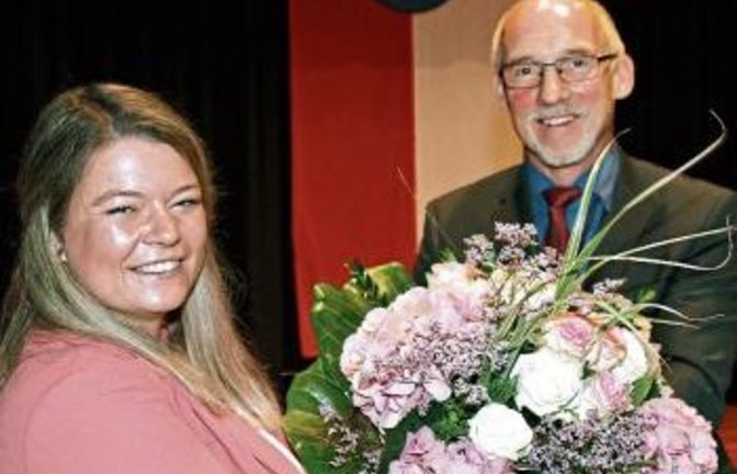 Blumen zum Dienstantritt von Antonia Walch als Sternenfelser Rathauschefin von Vize Klaus Riekert. Fotos: Kollros